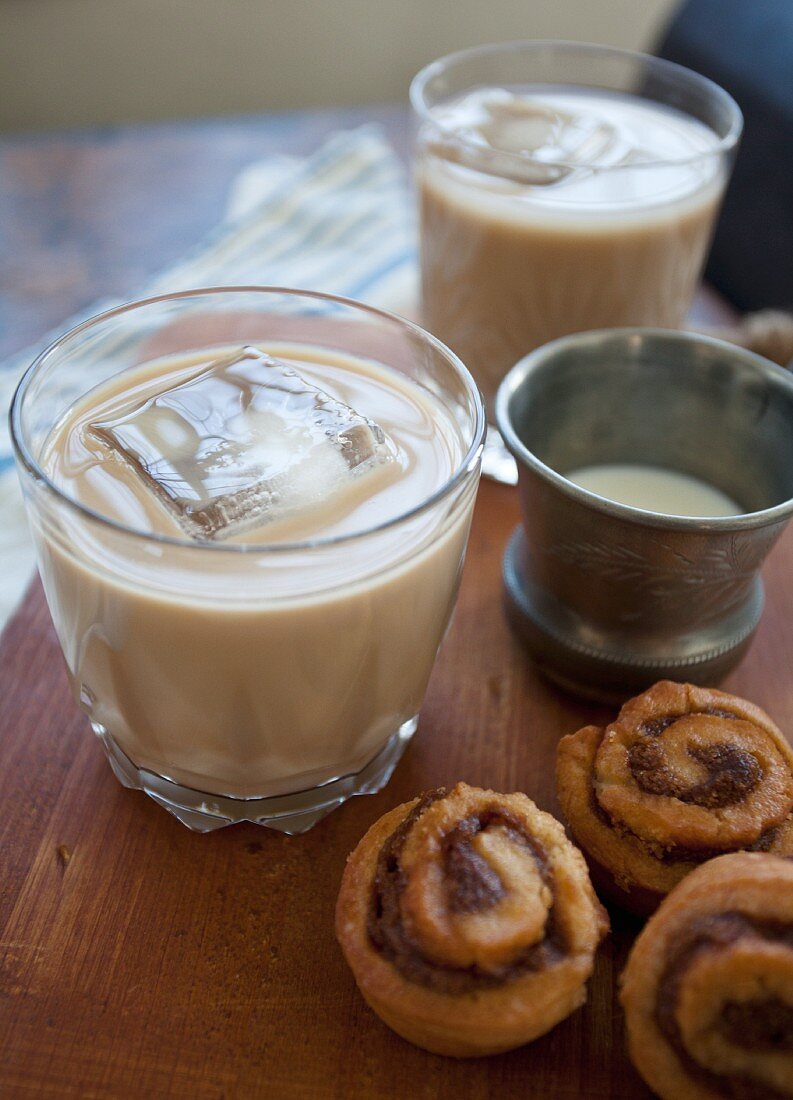 Mini-Zimtschnecken mit Eiskaffee