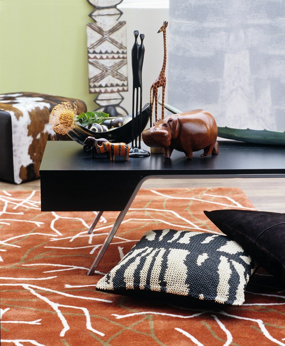 Afrikanisch dekoriertes Wohnzimmer mit gemustertem Teppich