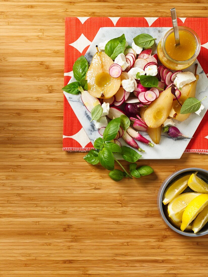 Radieschensalat mit pochierten Zimtbirnen, Ziegenkäse und brauner Butter