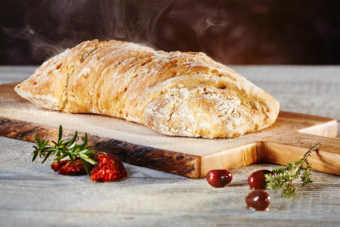 Ciabatta-Brot auf Olivenholzbrett
