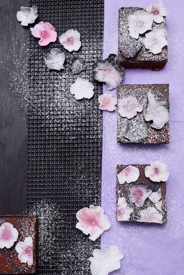 Brownies mit weissen Zuckerblüten und Puderzucker