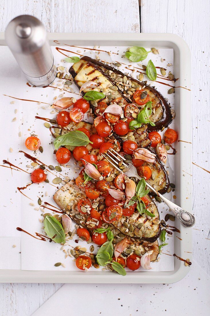 Gegrillte Auberginen mit Tomaten, Knoblauch und frischem Basilikum