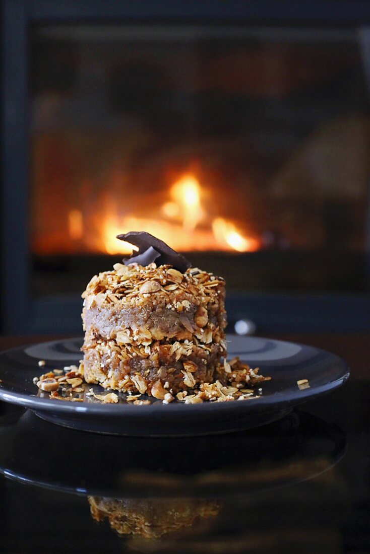 Haferflocken-Apfel-Dessert vor dem Kamin