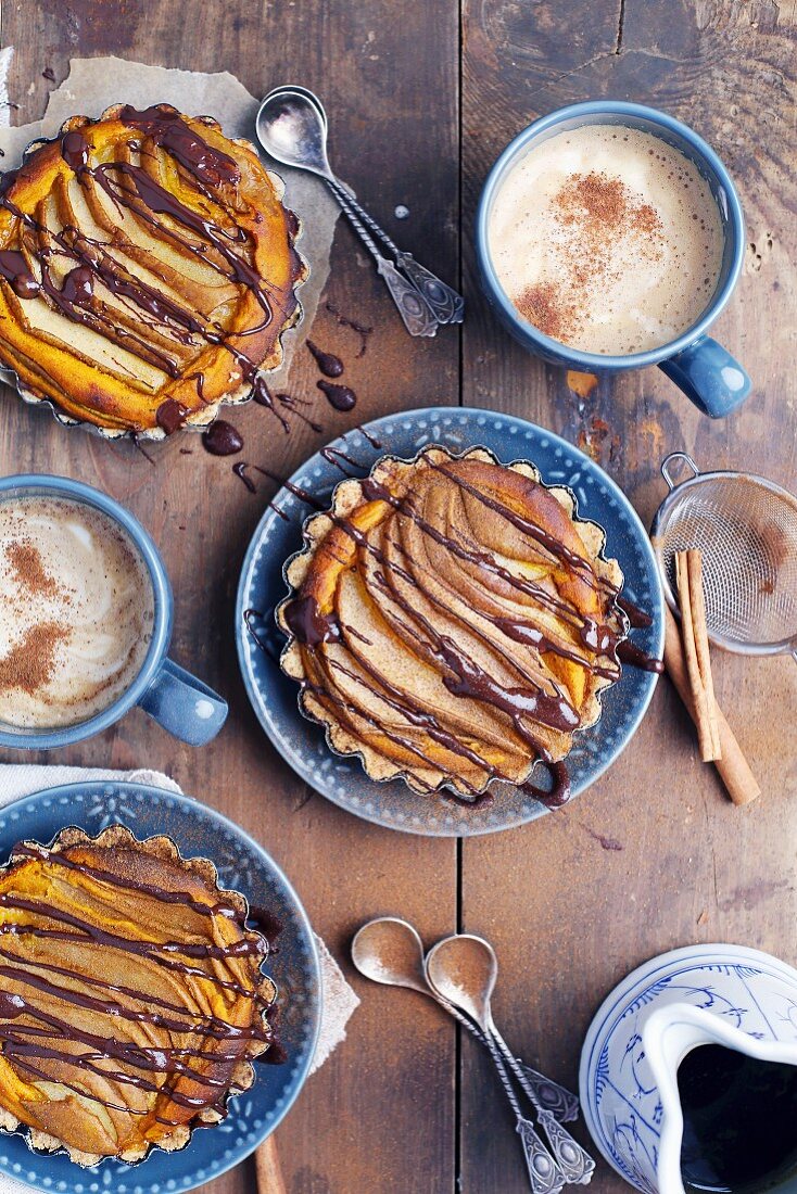 Vegane Birnen-Kürbis-Tarteletts, mit Schokoladensauce beträufelt