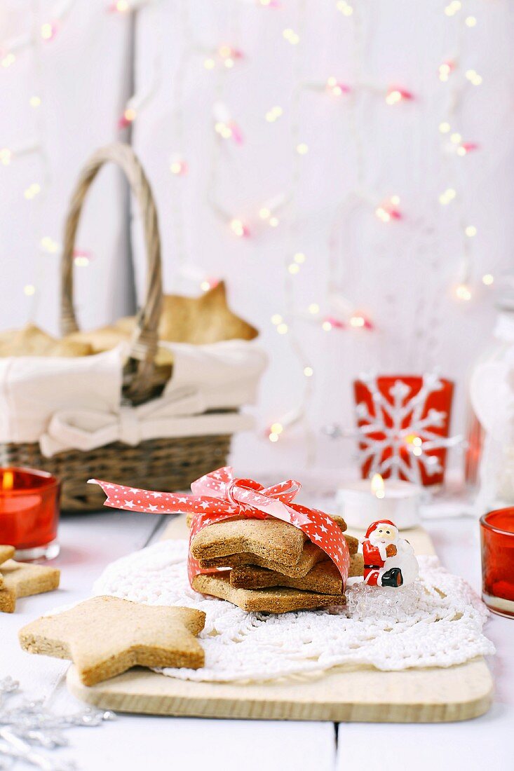 Weihnachtliche Shortbread Cookies mit weiss-roter Weihnachtsdeko