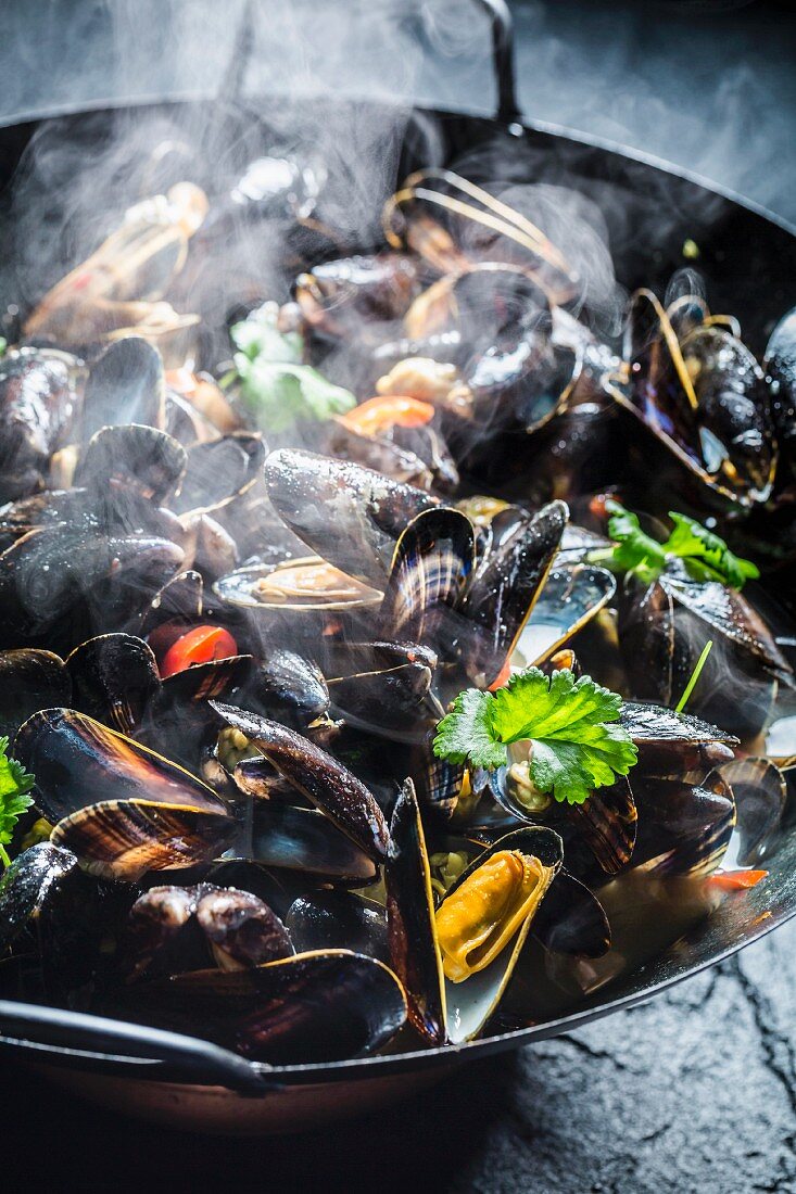 Steaming mussels with garlic and parsley