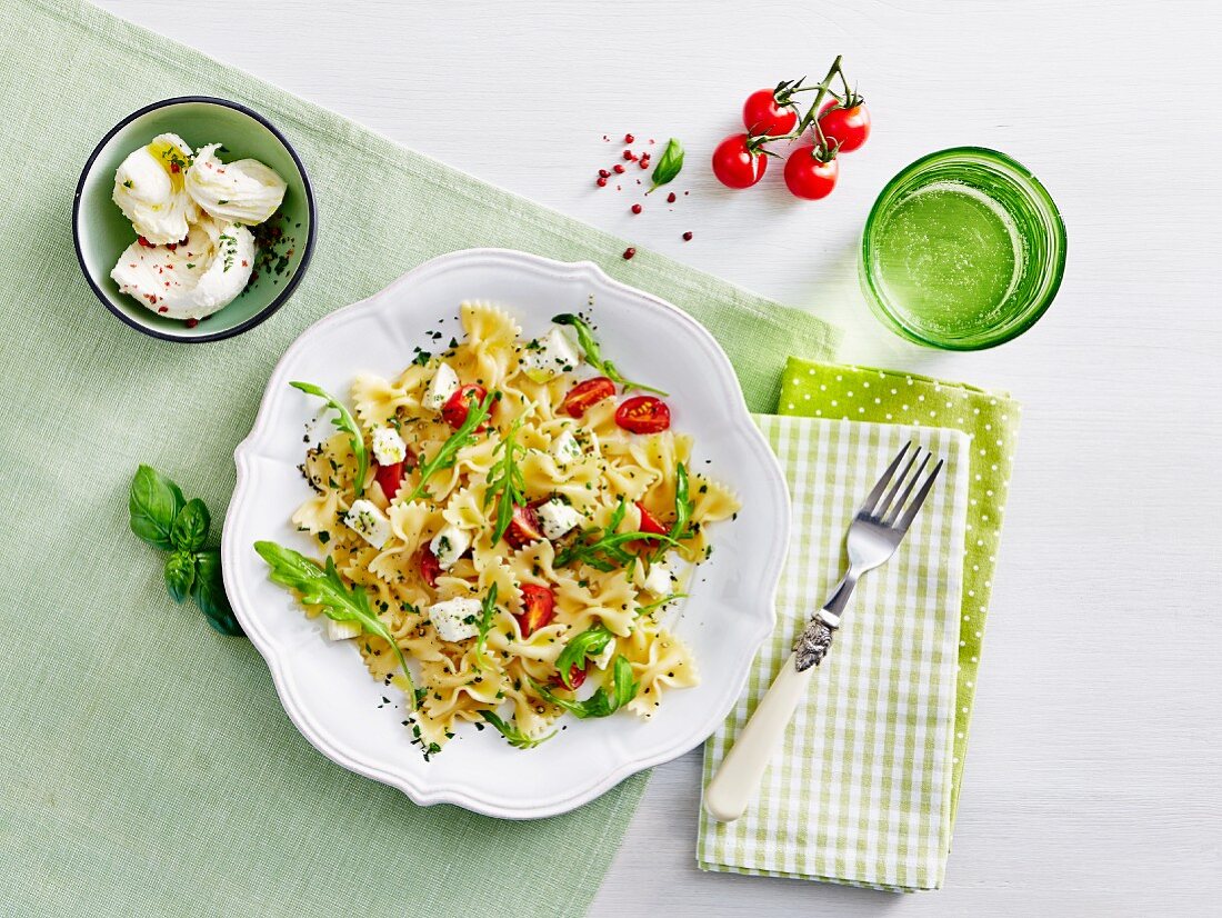 Fusilli mit Kirschtomaten, Rucola, Basilikum und Mozzarella