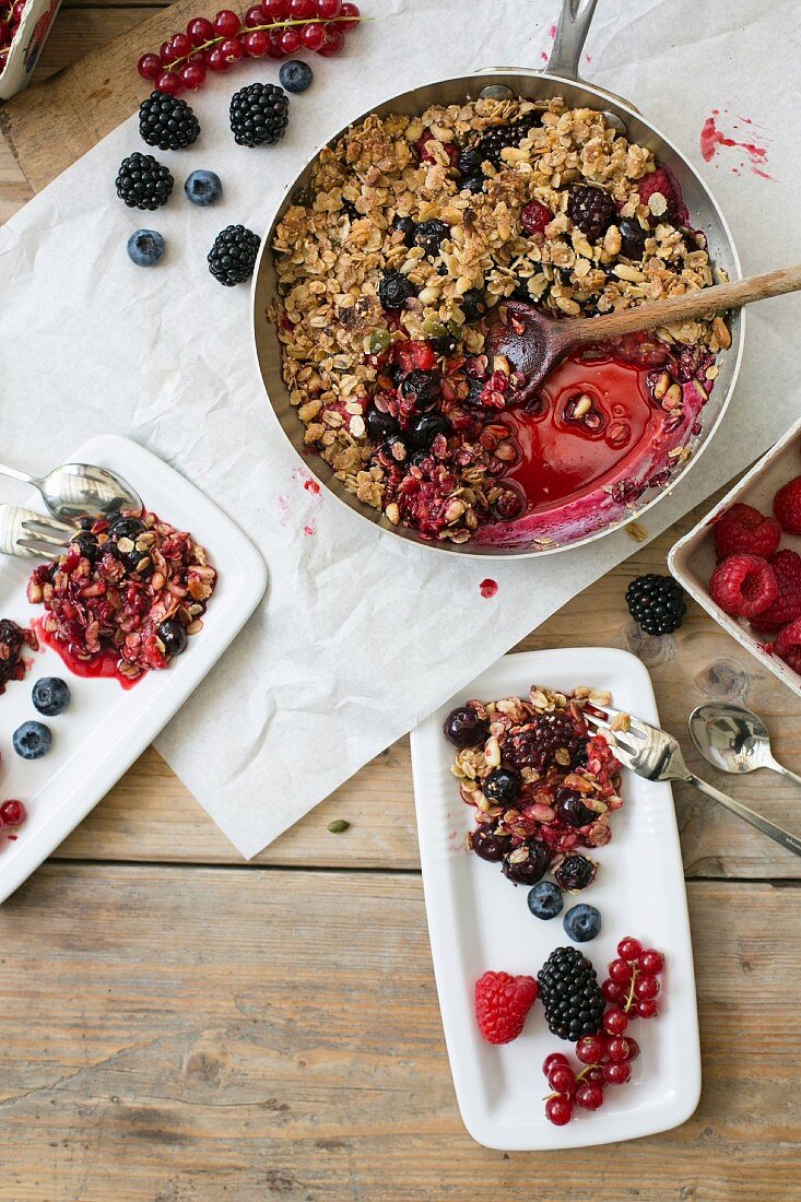 Berry crumble with fresh berries