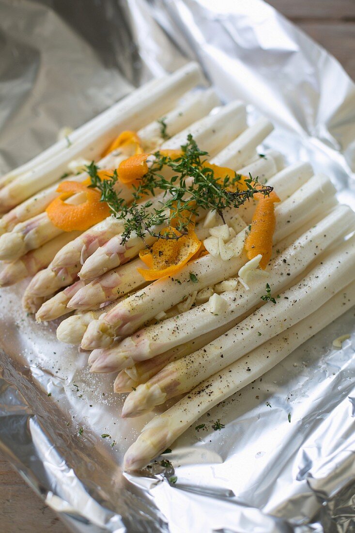 Asparagus with orange and thyme in aluminium foil