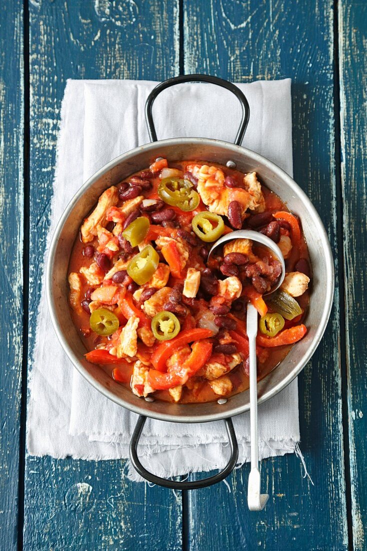 Chili mit Putenfleisch, Kidneybohnen, Tomaten, Jalapenos und rotem Pfeffer