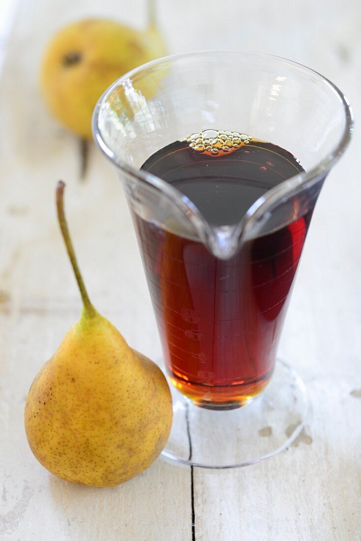 Birnendicksaft und frische Birnen