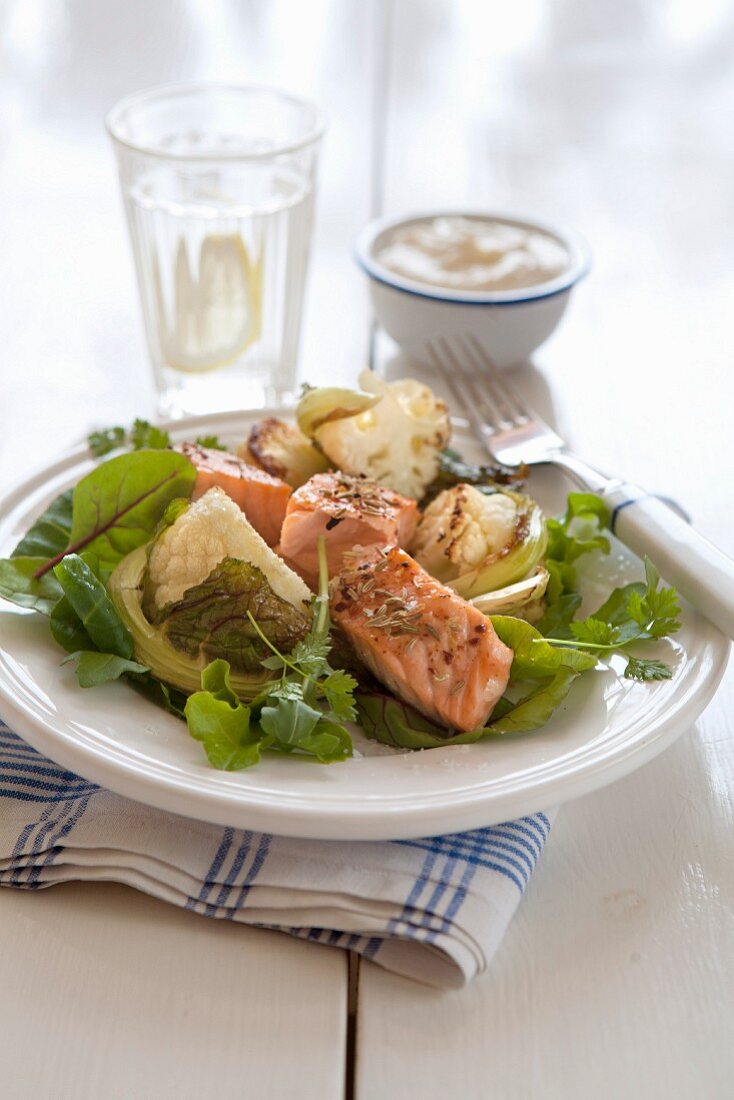 Lachs mit Kreuzkümmel und Blumenkohl auf Blattsalat, dazu Joghurtsauce