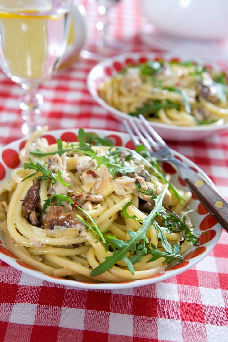 Vegetarian pasta with mushrooms, onions, chilli and rocket