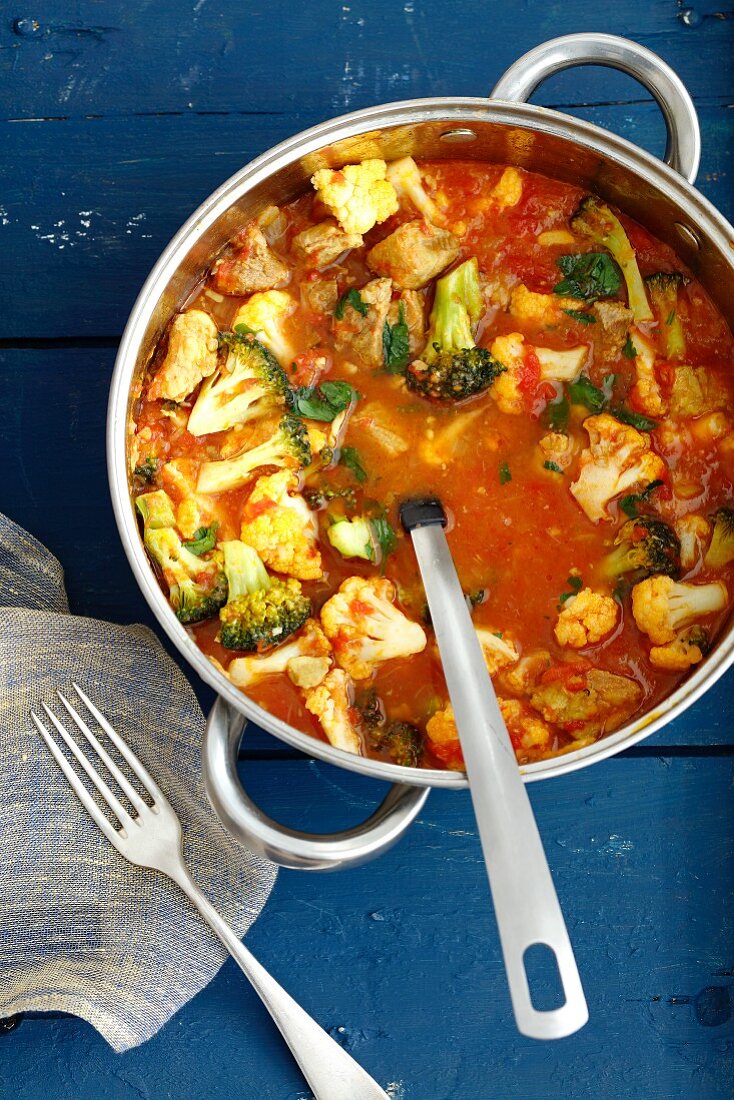 Stew with broccoli, cauliflower, tomatoes and pork
