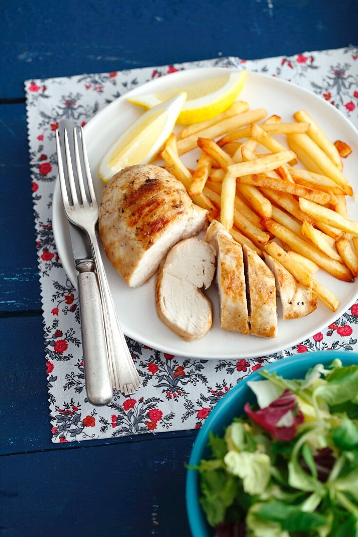 Gegrillte Hähnchenbrust mit Pommes und Salat