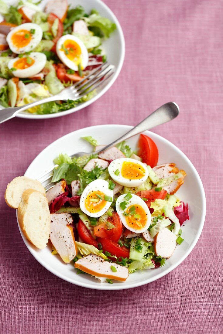 Salat mir geräucherter Hähnchenbrust, Kirschtomaten, Gurke und gekochten Eiern