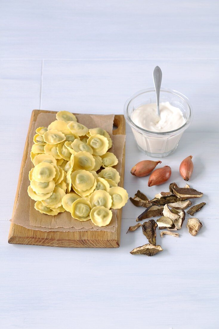 Zutaten für Ravioli mit Pilzsoße (Ravioli, getrocknete Steinpilze, Schalotten und Sauerrahm)