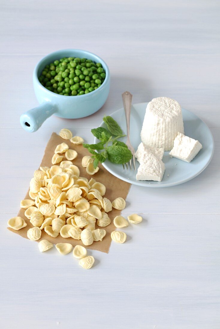 ingredients for pasta with ricotta and green peas and mint