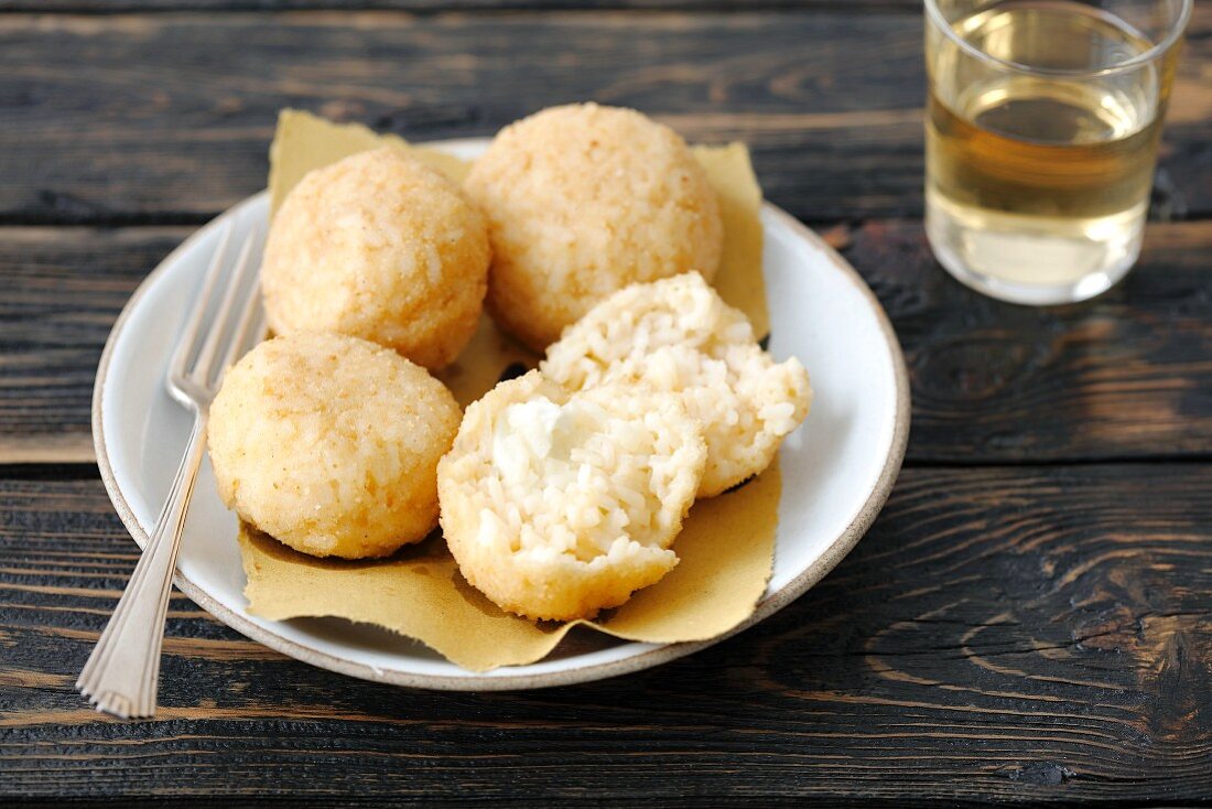 Arancini (Frittierte Reisbällchen mit Mozzarella)