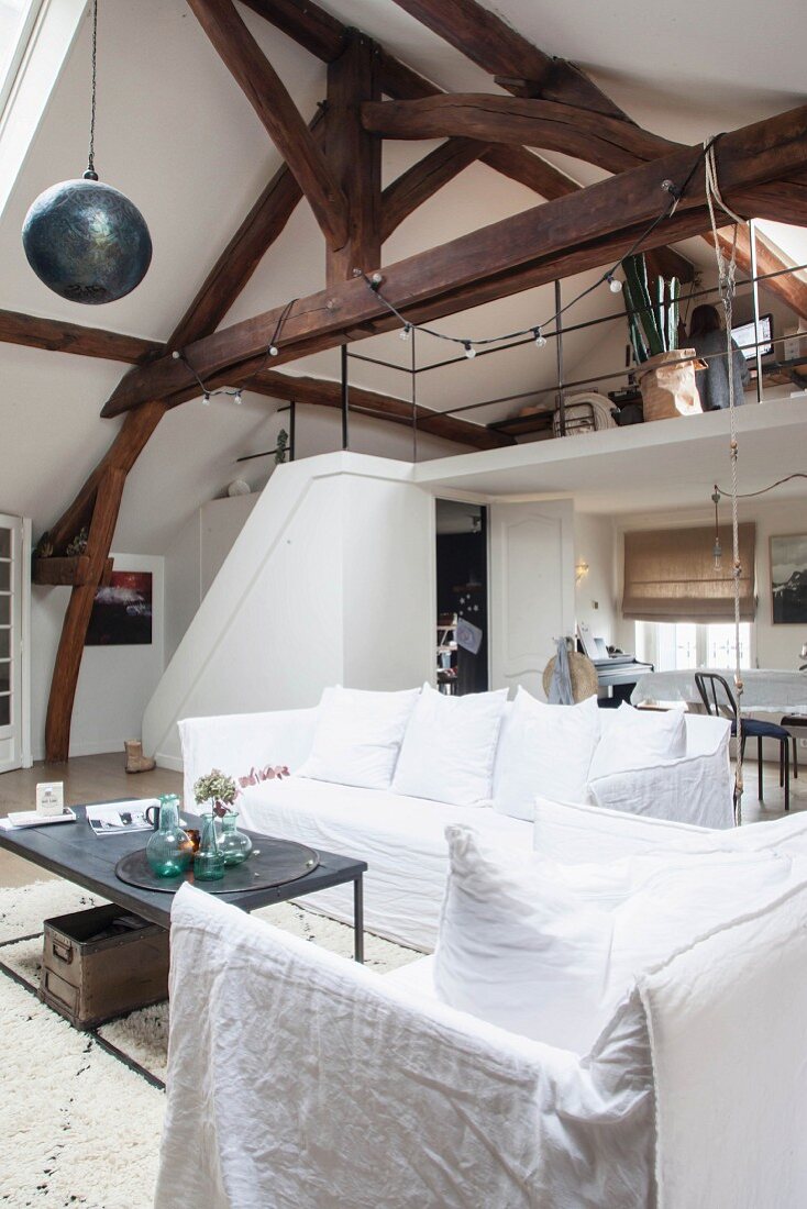 Vintage-style living room with exposed roof structure
