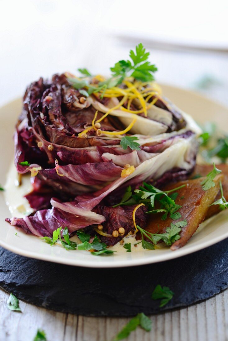 Ofengebratener Radicchio mit cremigem Pfannen-Seitan