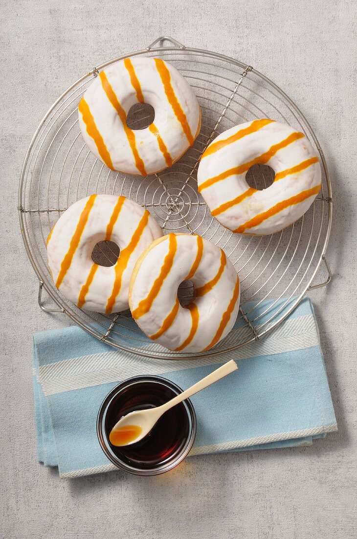 Doughnuts mit weisser Glasur und Karamellsauce