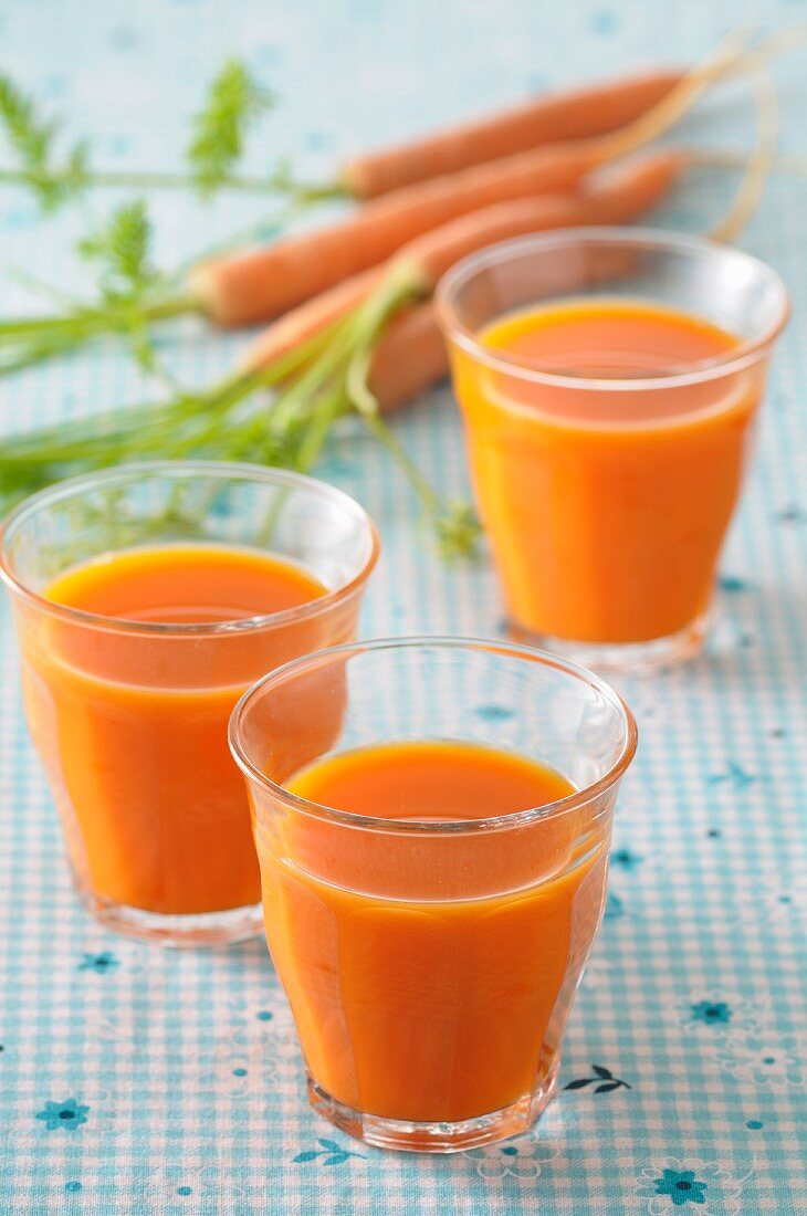 Karottensaft in drei Gläsern