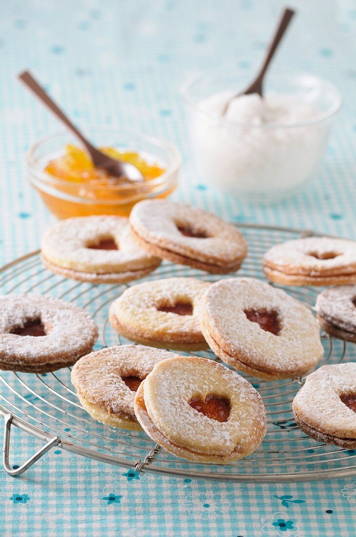 Sables mit Marmelade auf Kuchengitter