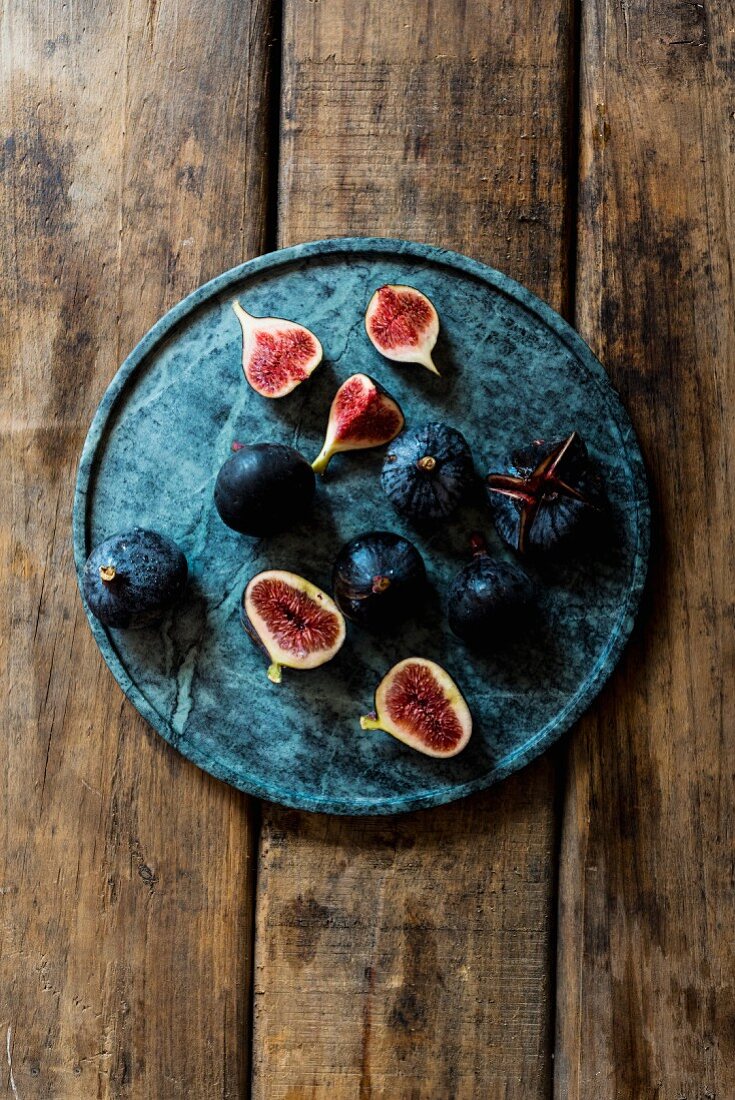 Fresh figs, whole and sliced (seen from above)