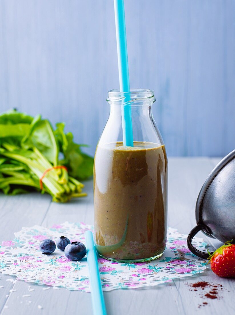 A wild herb smoothie with apples, berries and chia seed gel