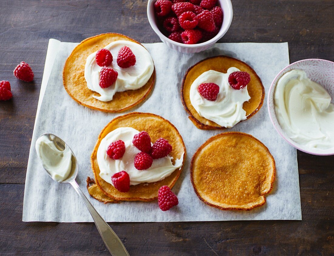 Buttermilk pancakes with quark and raspberries