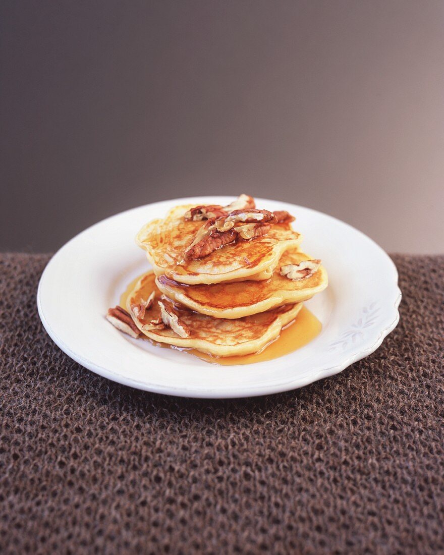 Buttermilch-Pancakes mit Birnen und Ahornsirup