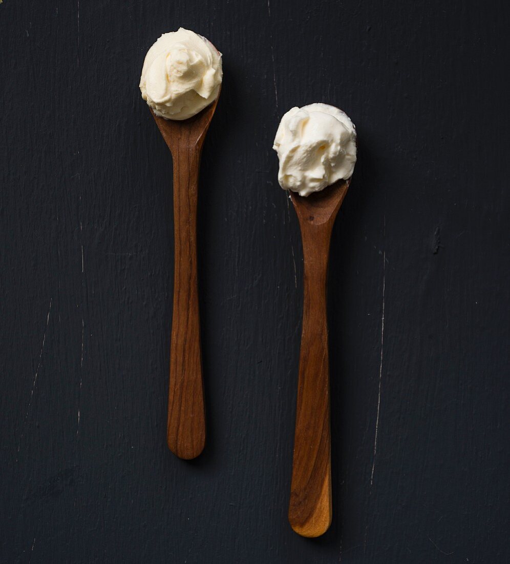Zwei Holzlöffel mit Sour Cream und Crème Fraiche