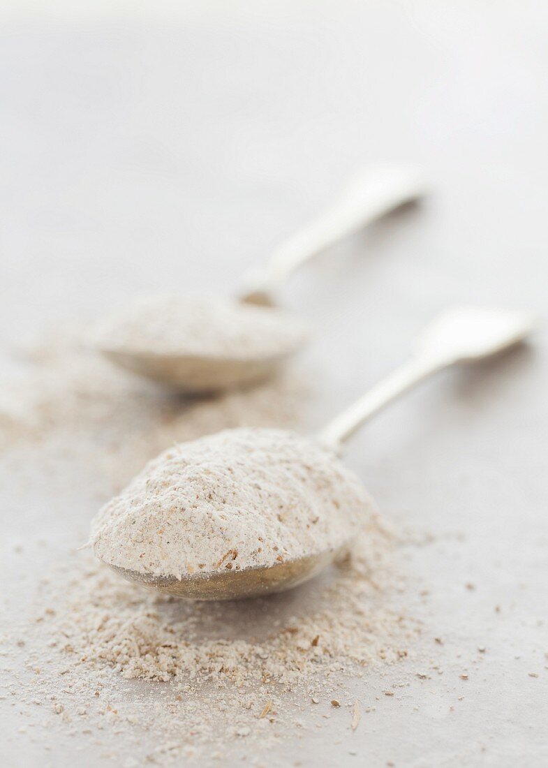 Rye flour on spoons