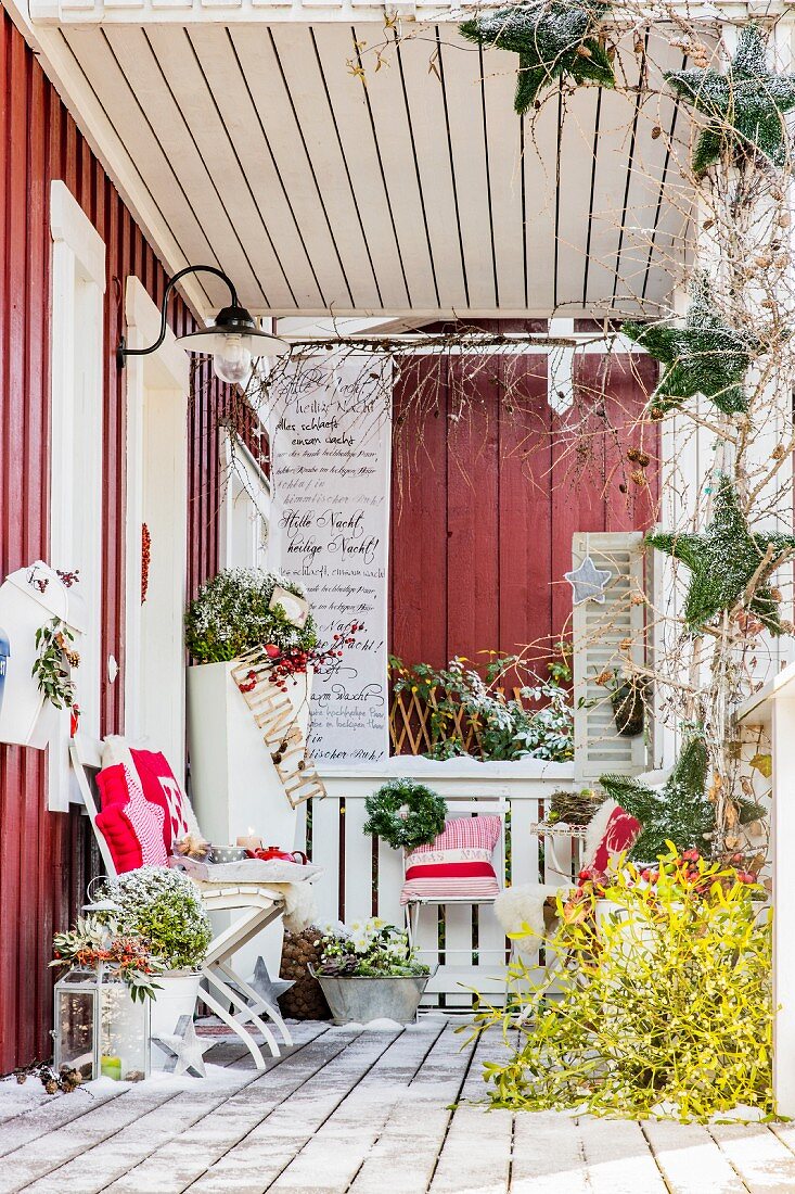Weihnachtlich dekorierte Veranda eines Schwedenhauses