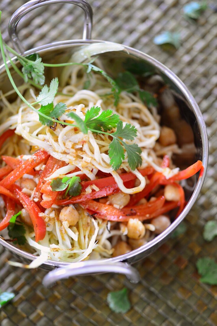 Oriental noodles with vegetables and chickpeas