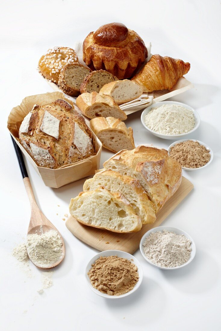 Verschiedene Bio-Brote, Brioche, Croissant und Mehlsorten