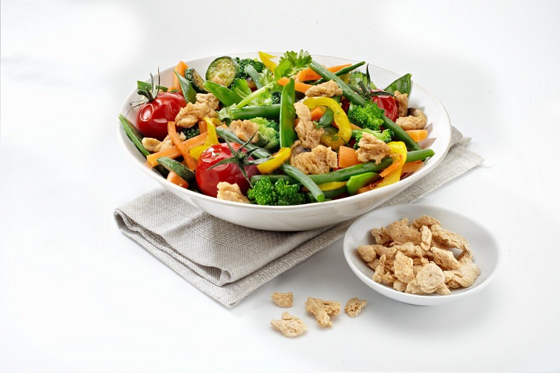 An organic vegetable salad with crispy cereals