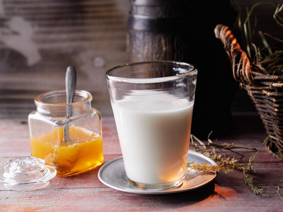 Goat's milk with sweet chestnut honey à la Hildegard von Bingen