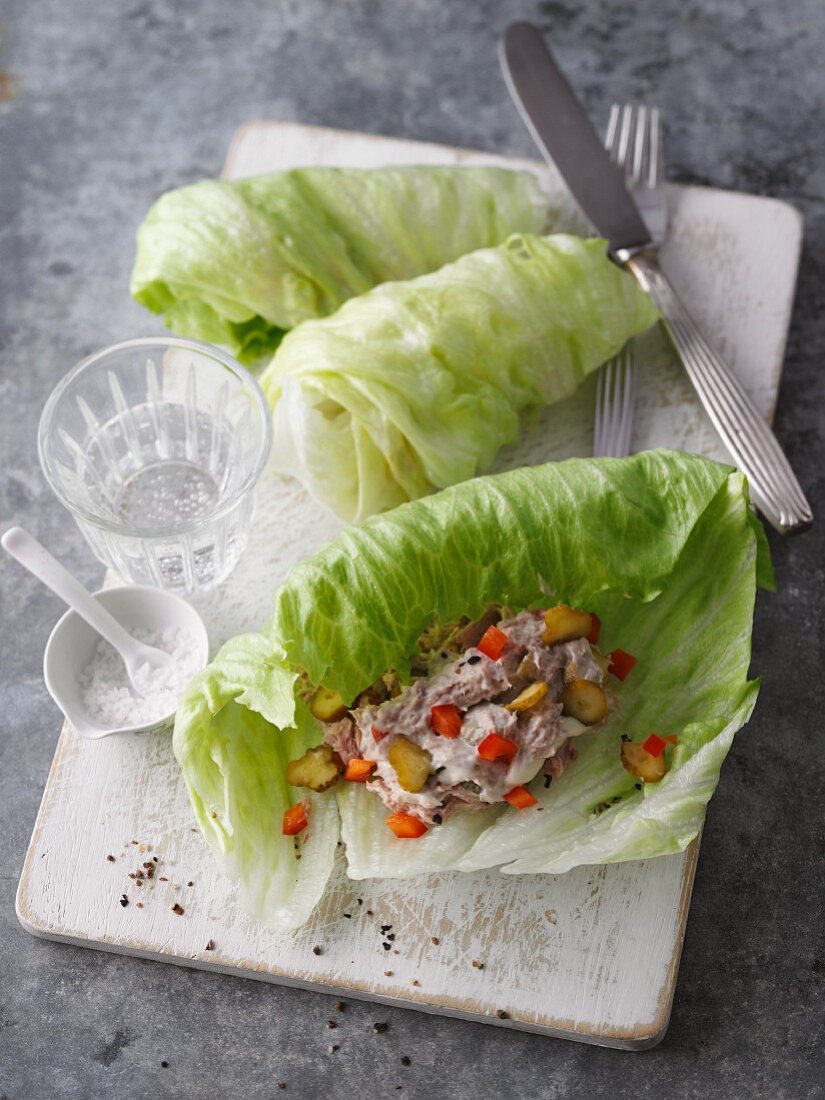 Iceberg lettuce rolls with tuna fish and peppers