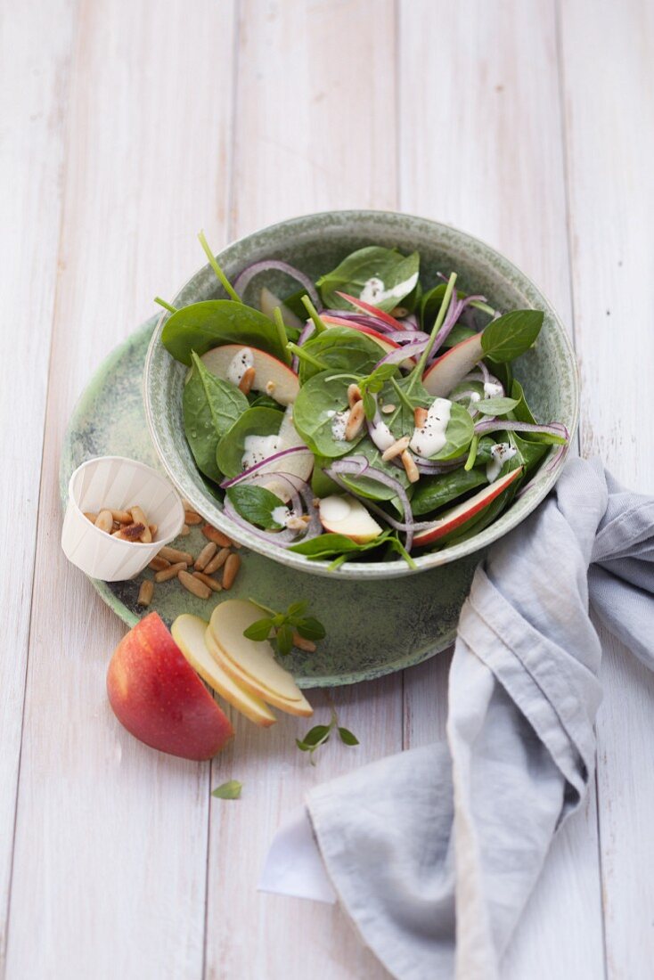 Spinach salad with apples and red onions (post fasting)