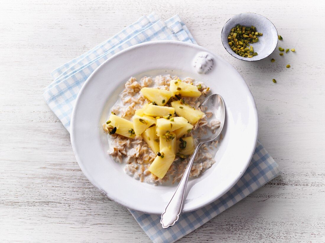 Porridge with pineaple and pistachio nuts