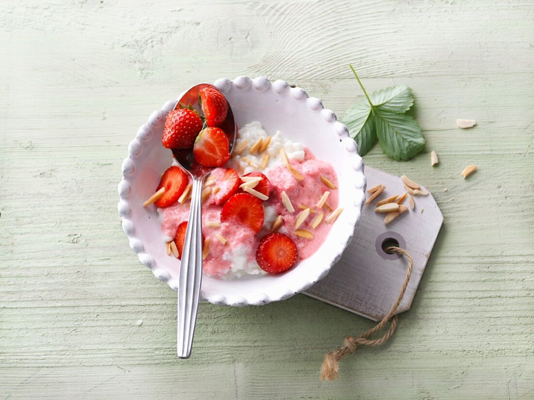 Erdbeer-Mandel-Reis mit Soja-Joghurt
