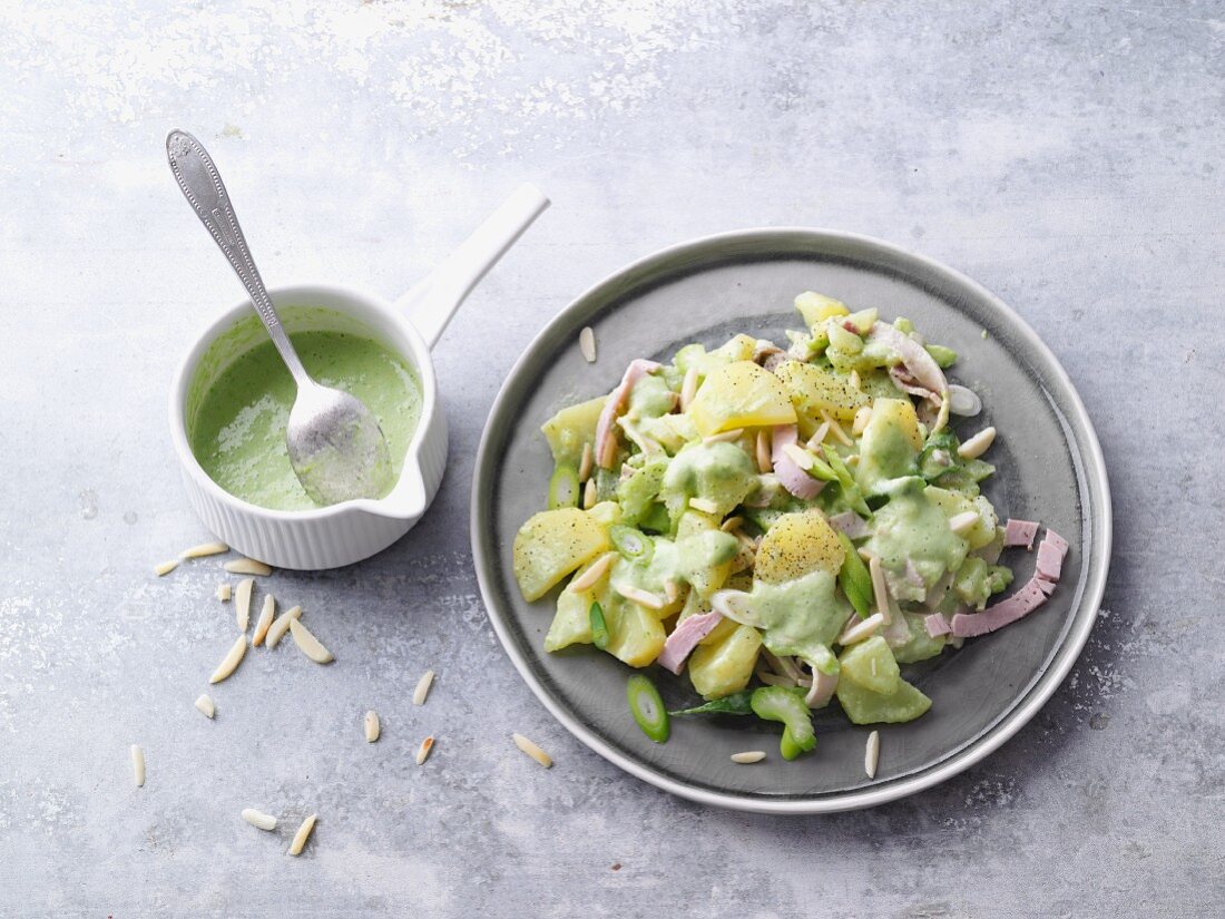 Grüner Kartoffelsalat mit Schinken und Salatsauce