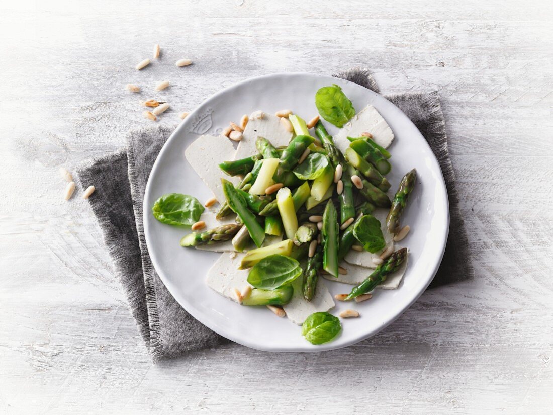 Spargel-Basilikum-Salat mit Räuchertofu