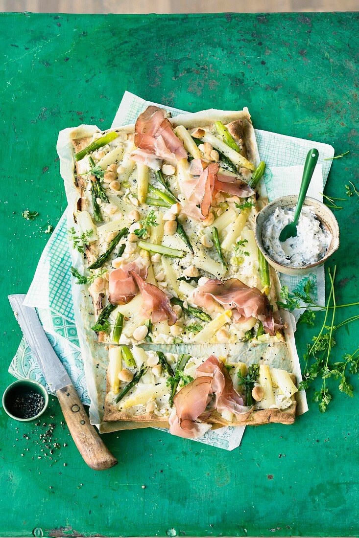 Spargel-Flammkuchen mit Tiroler Speck und Kerbel-Creme-Fraiche