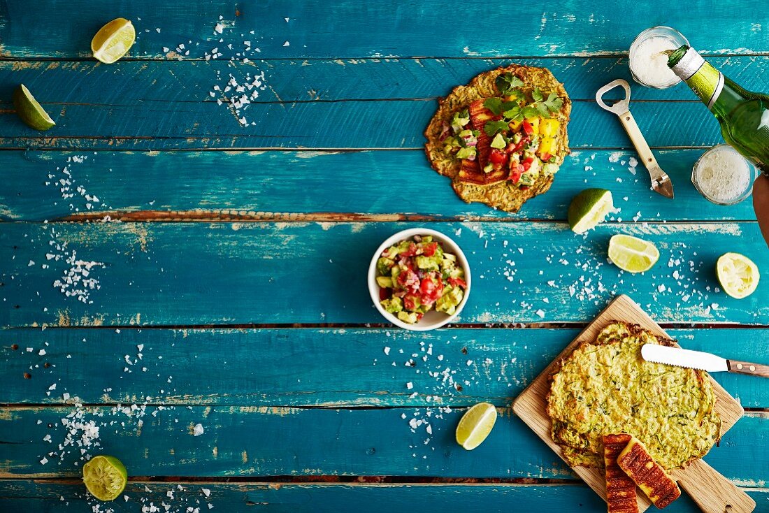 Soft Shell Tacos mit Zucchini, Halloumi, Mangosalsa und geräucherter Paprika-Guacamole (Mexiko)