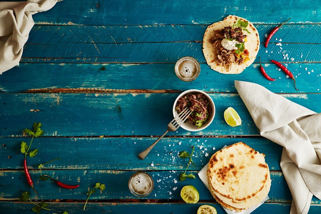 Kokosmehl-Tacos mit Pulled Pork, Pfirsichsalsa und Bohnenmus (Mexiko)