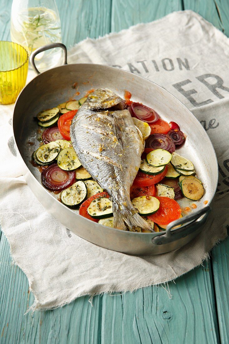 Oven-baked Mediterranean sea bream on a bed of vegetables (simple glyx)