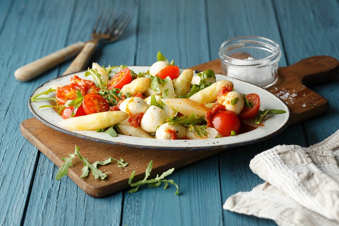 Asparagus salad with rocket, tomatoes, mozzarella and pesto (simple glyx)